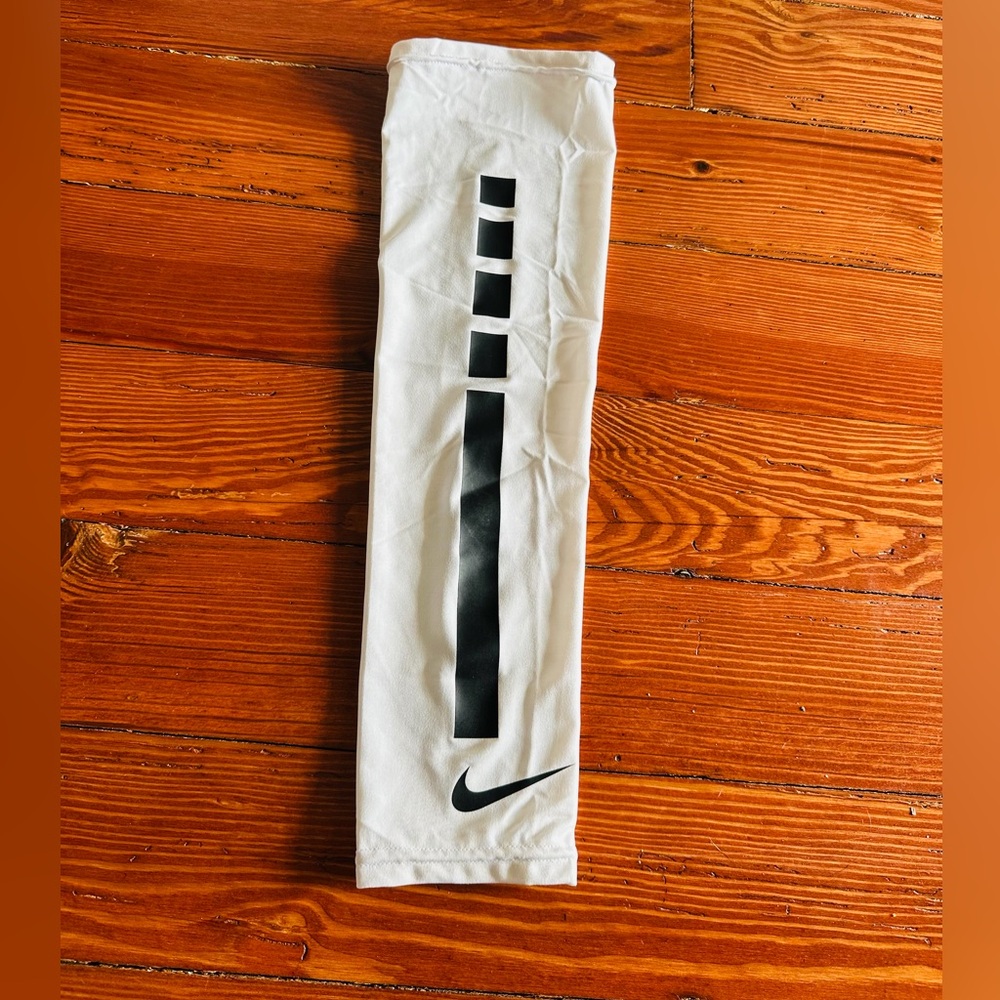 EUC Nike pro elite sleeves 2.0  White arm sleeve  S M